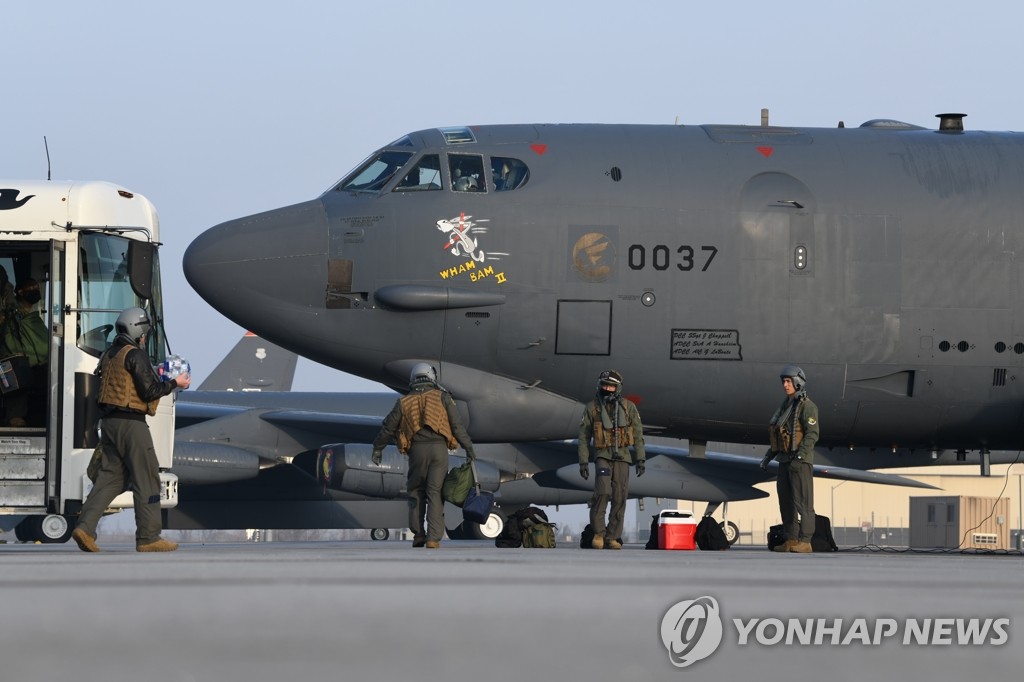 미 공군기지서 중동 출격 준비하는 B-52 폭격기