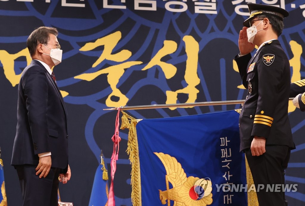 국가수사본부장 경례 받는 문 대통령