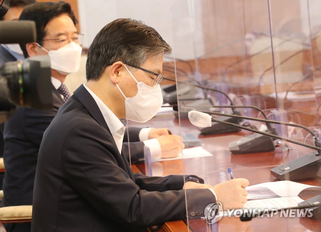 메모하는 변창흠 장관