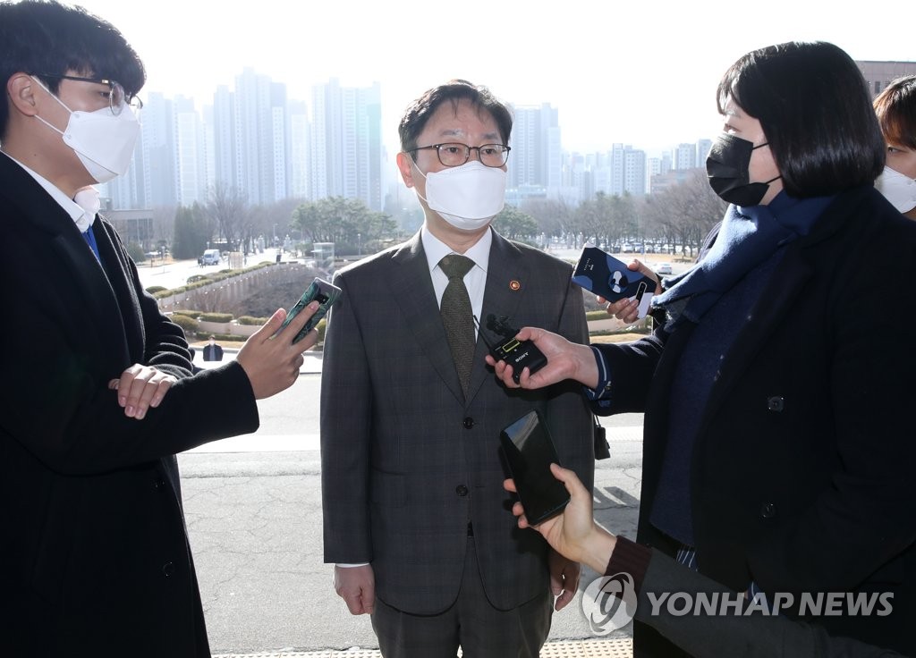 답변하는 박범계 법무부 장관