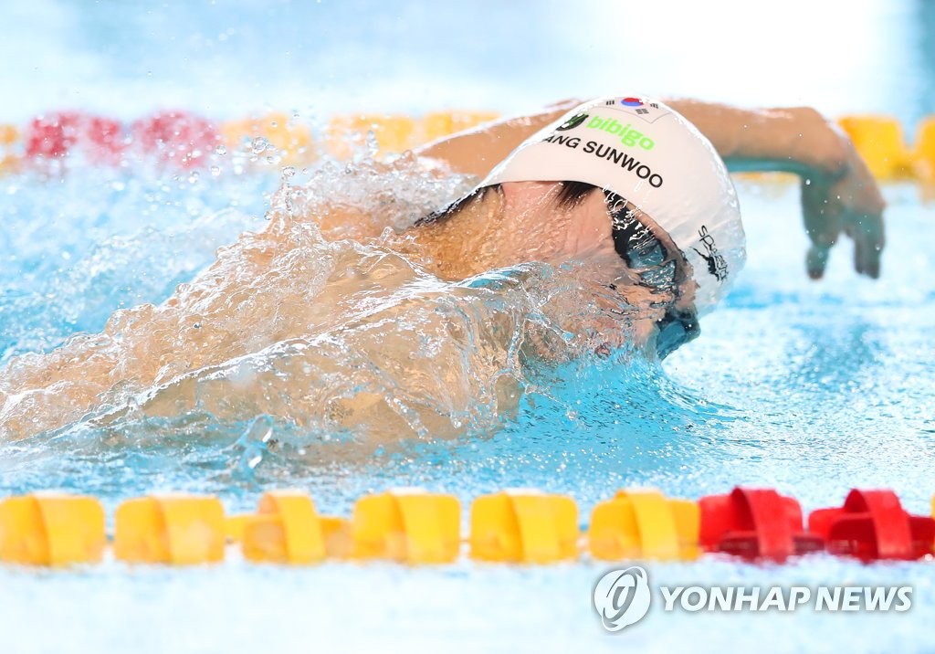 힘차게 물살 가르는 황선우