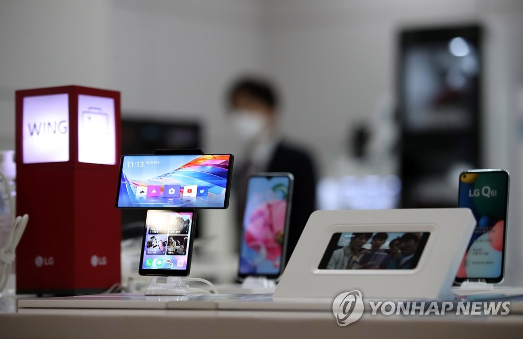 Smartphones from LG Electronics Inc. are displayed at a store in Seoul on April 5, 2021. (Yonhap)