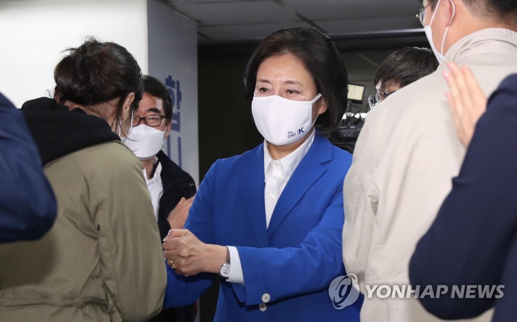 厳しい表情の与党候補 厳しい表情の与党候補