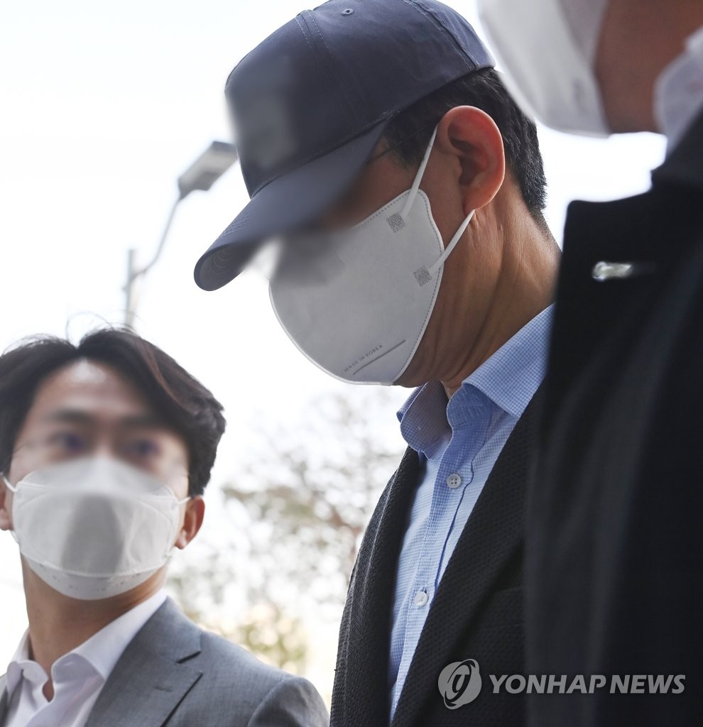 '투기혐의' 전 경기도 공무원 영장실질심사 출석