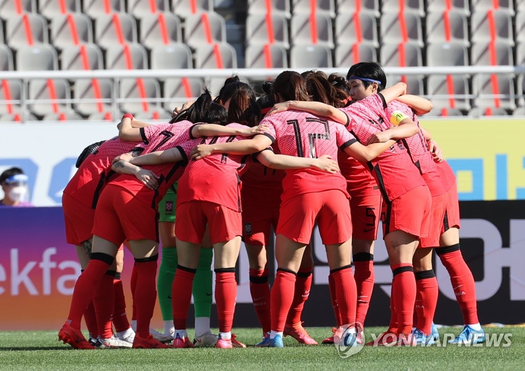 South Korea women's national football team players huddle during the first leg of the Asian Olympic women's football qualifying playoff at Goyang Stadium in Goyang, Gyeonggi Province, on April 8, 2021. (Yonhap) 