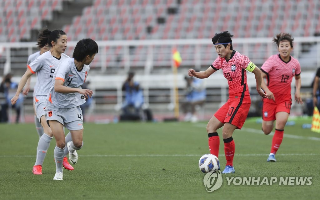 Ji So-yun of South Korea (R) controls the ball against China during the teams' Olympic women's football qualifying match at Goyang Stadium in Goyang, Gyeonggi Province, on April 8, 2021. (Yonhap) 