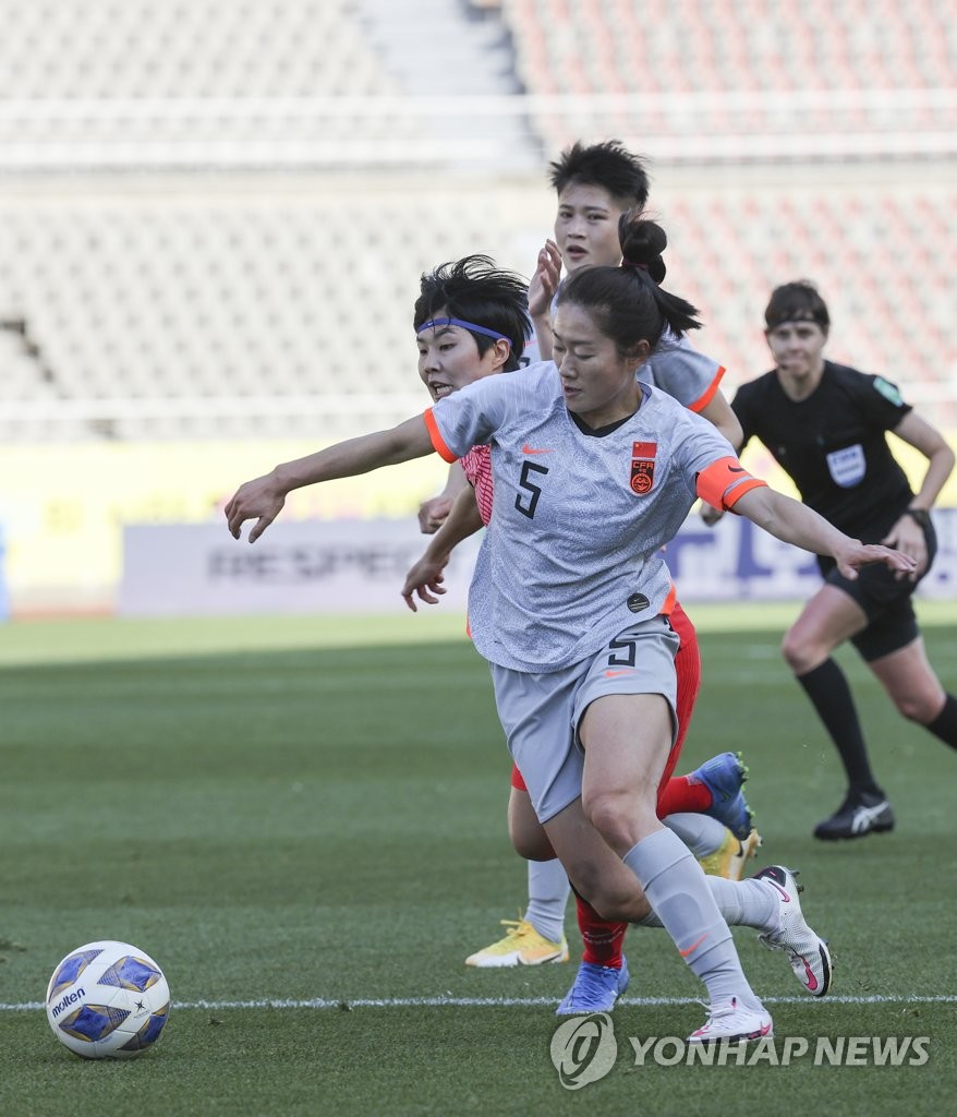 Wu Haiyan of China (front) battles Ji So-yun of South Korea during the teams' Olympic women's football qualifying match at Goyang Stadium in Goyang, Gyeonggi Province, on April 8, 2021. (Yonhap)