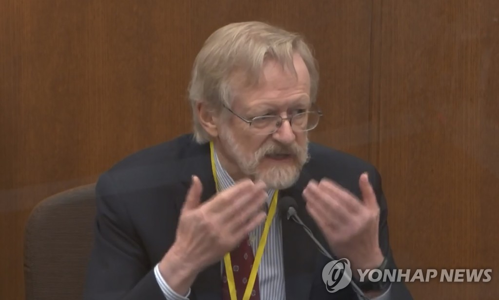 미 '플로이드 사건' 재판서 증언하는 폐 전문 내과의사