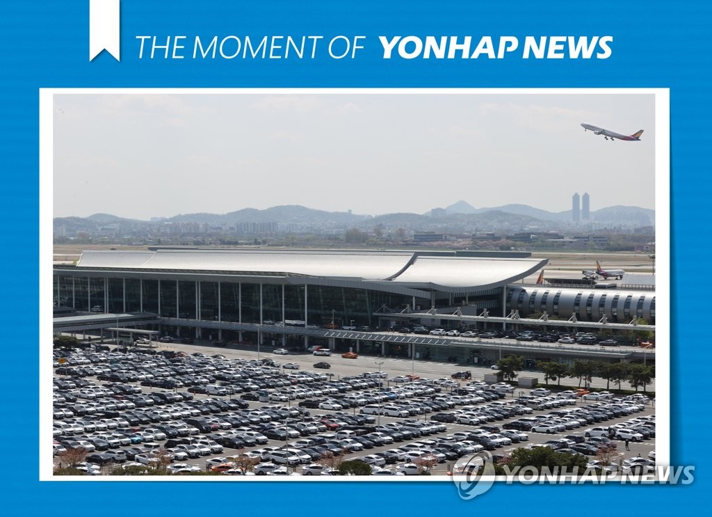 [모멘트] 코로나 확산 속 차량 가득한 김포공항 주차장
