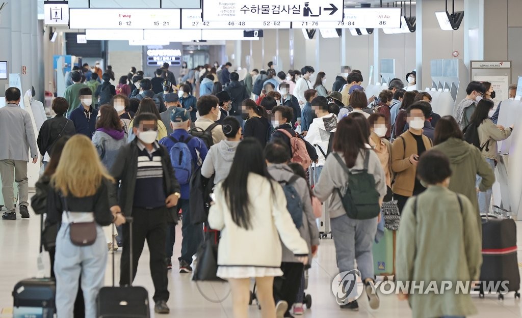 Gimpo airport crowded with departing tourists Gimpo airport crowded with departing tourists