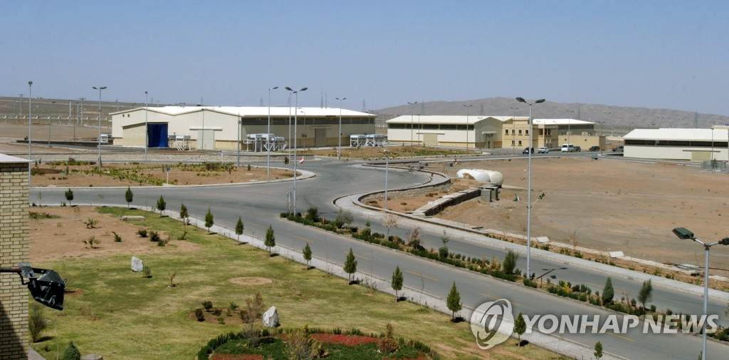 (나탄즈 로이터=연합뉴스) 이란 수도 테헤란에서 남쪽으로 약 250km 떨어진 나탄즈에 있는 우라늄 농축시설의 지난 2005년 3월 모습. leekm@yna.co.kr