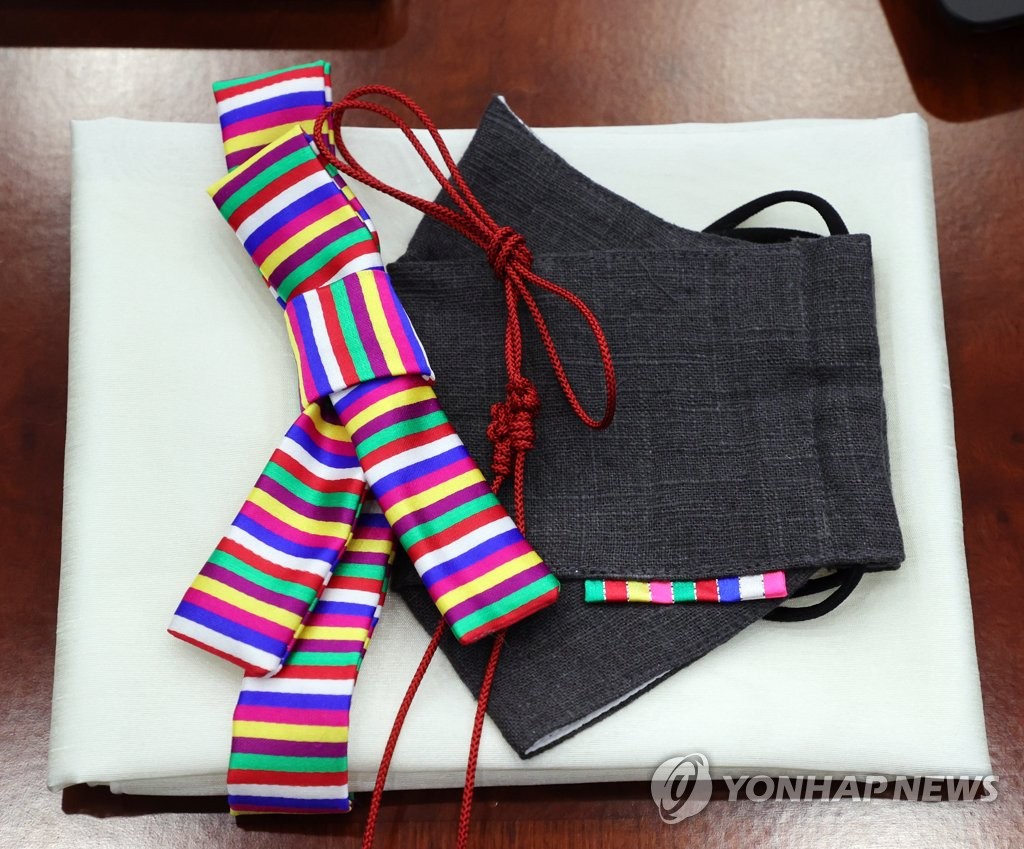 A black mask decorated with Korean traditional patterns is placed for participants in the Cabinet meeting at the Blue House in Seoul on April 13, 2021. (Yonhap) 