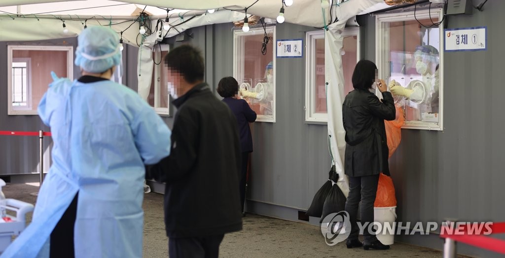 700명 안팎 확진 계속되는 코로나19
