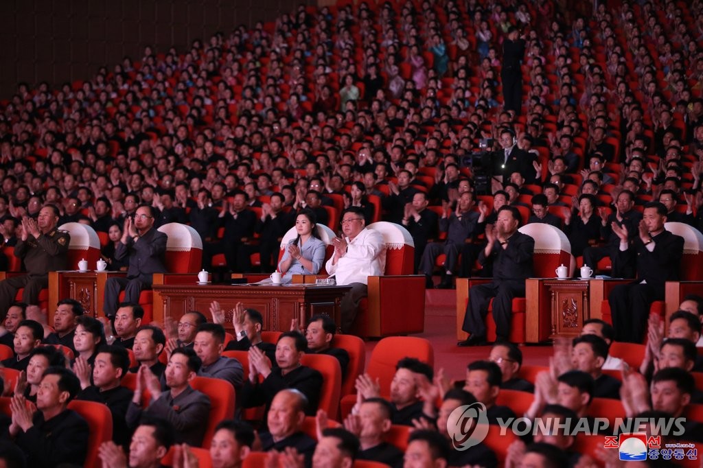 Kim Jong-un et Ri Sol-ju Kim Jong-un et Ri Sol-ju