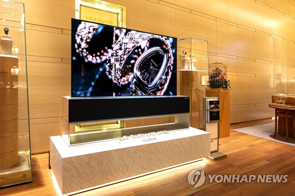 LG巻き取りTV ブルガリの店に LG巻き取りTV ブルガリの店に