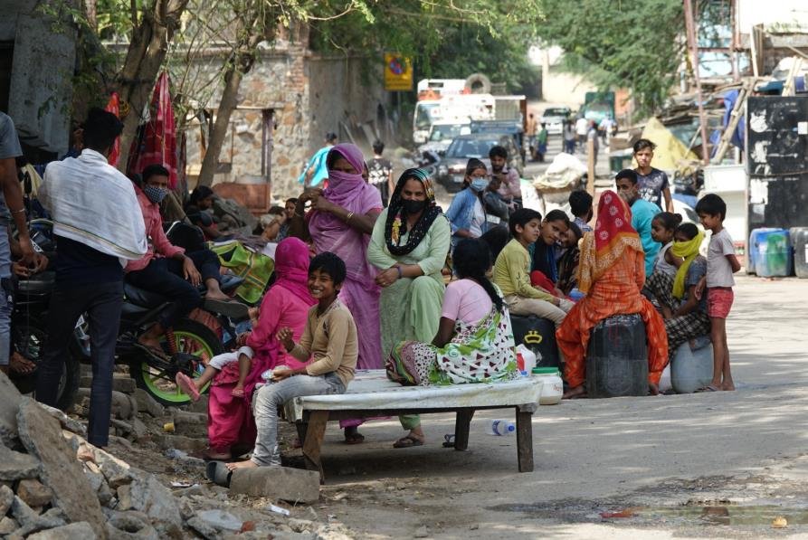밀집해 이야기 나누는 뉴델리 빈민가 주민들
