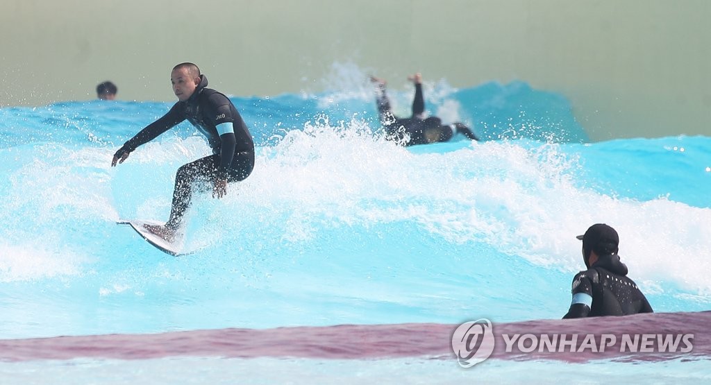 초여름 더위 날리는 시원한 서핑…시흥 인공서핑장 웨이브파크 