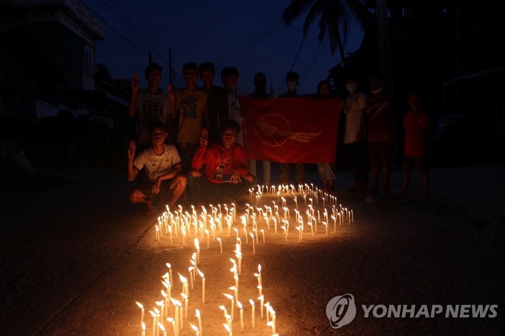 쿠데타 규탄 시위 사망자 추모 촛불 밝힌 미얀마인들