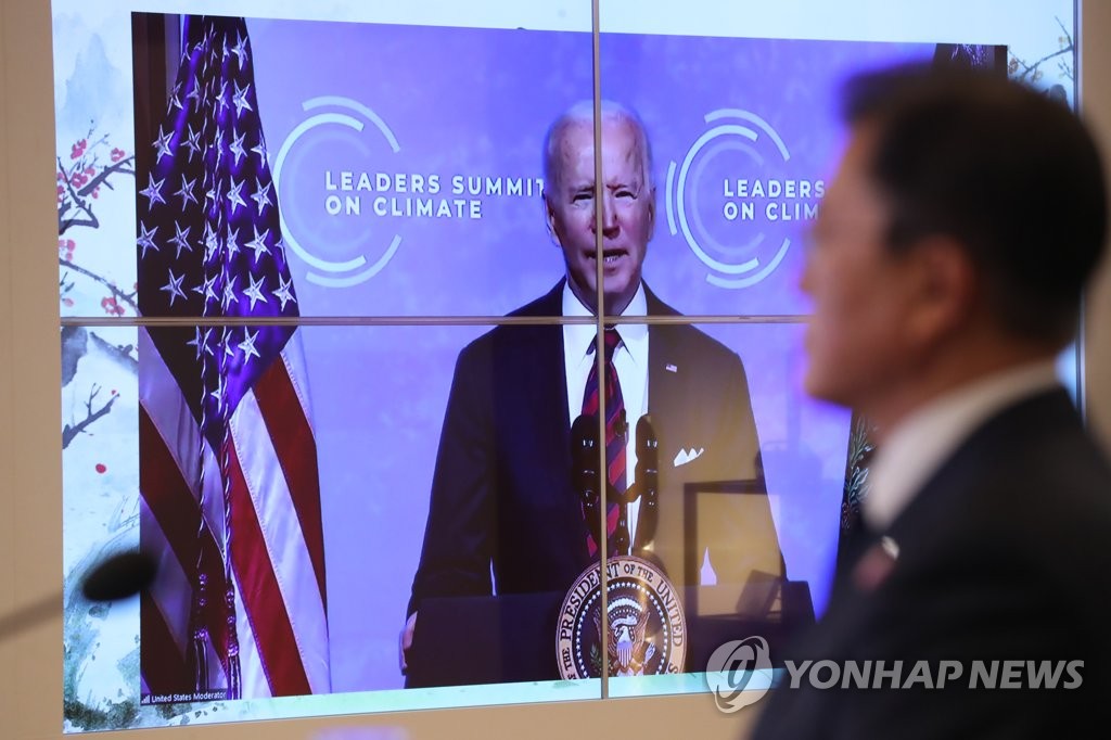 South Korean President Moon Jae-in listens to U.S. President Joe Biden's remarks during the virtual Leaders Summit on Climate on April 22, 2021. He joined the session from the Sangchunjae guesthouse inside Cheong Wa Dae in Seoul. (Yonhap)