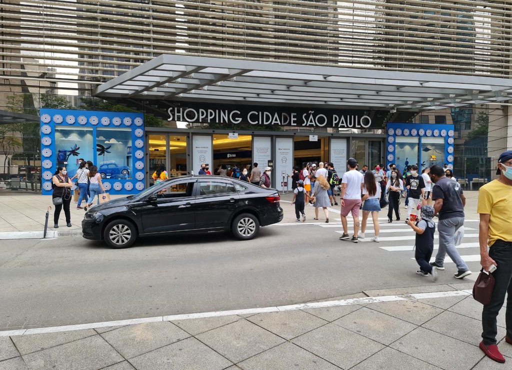 봉쇄가 완화되며 주민들로 붐비는 상파울루 쇼핑센터 [연합뉴스 자료사진]