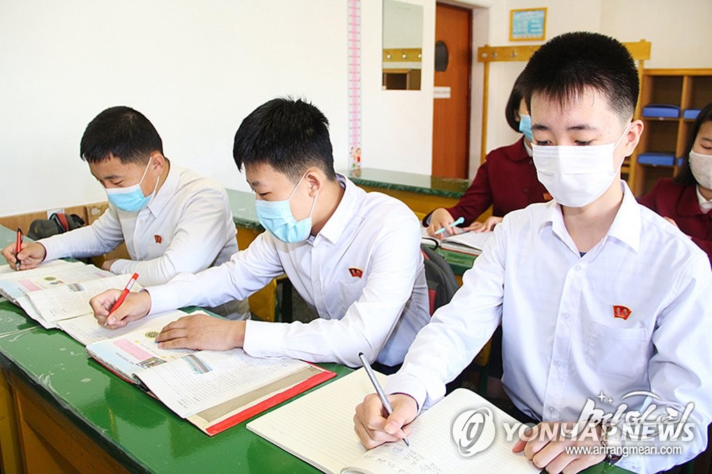 마스크 쓴 채 교실서 수업을 듣는 북한 학생들