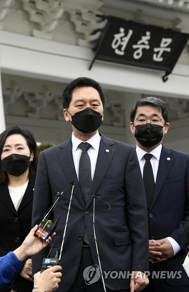 Opposition party's acting chief honors war dead Opposition party's acting chief honors war dead