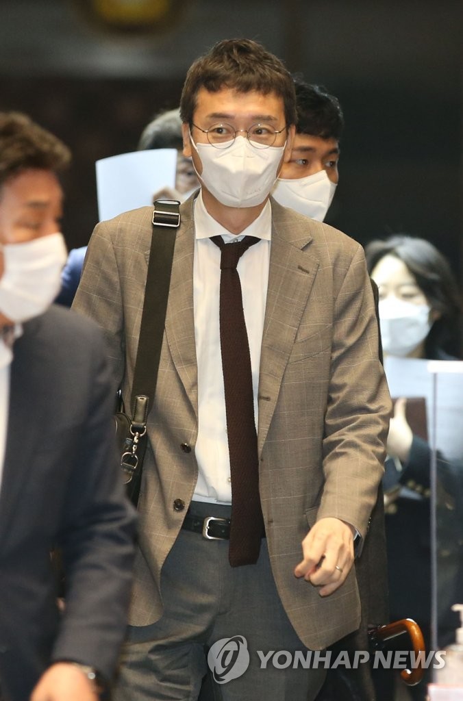 의총 참석하는 김웅 의원