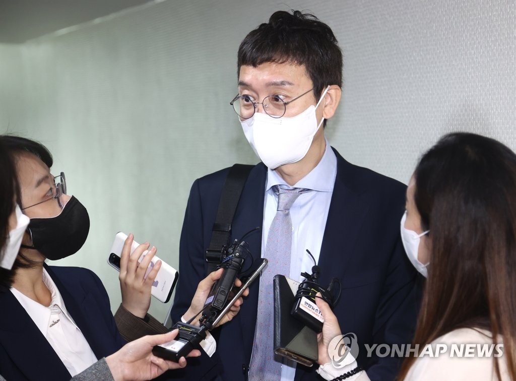 '김종인 전 비대위원장 방문' 취재진 질문 받는 김웅 의원