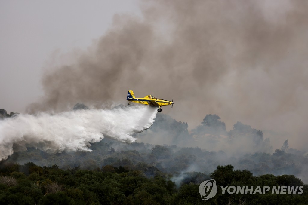 팔레스타인 '방화 풍선' 화재 진압하는 이스라엘 소방 비행기