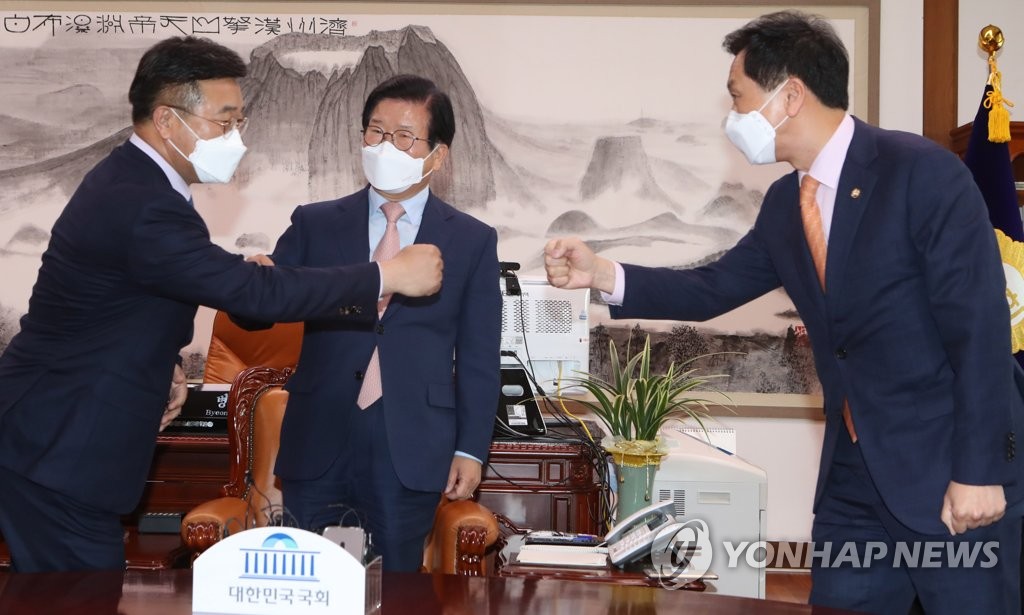 악수하는 윤호중과 김기현
