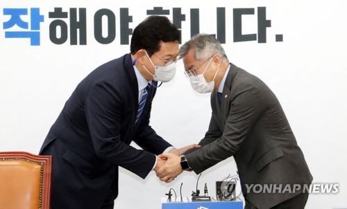 최강욱 대표와 악수하는 송영길 대표