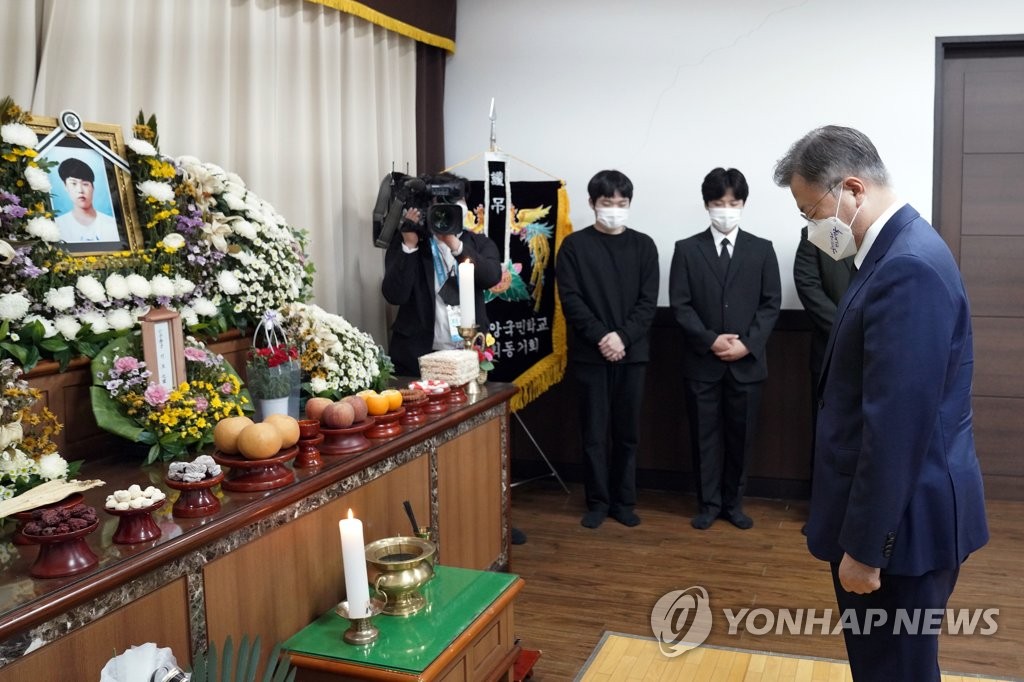 Moon pays tribute to deceased worker Moon pays tribute to deceased worker