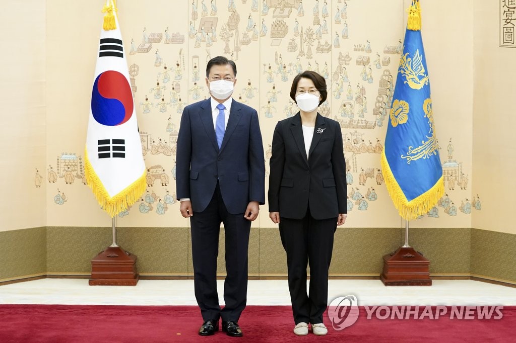 사진 촬영하는 문재인 대통령과 임혜숙 장관