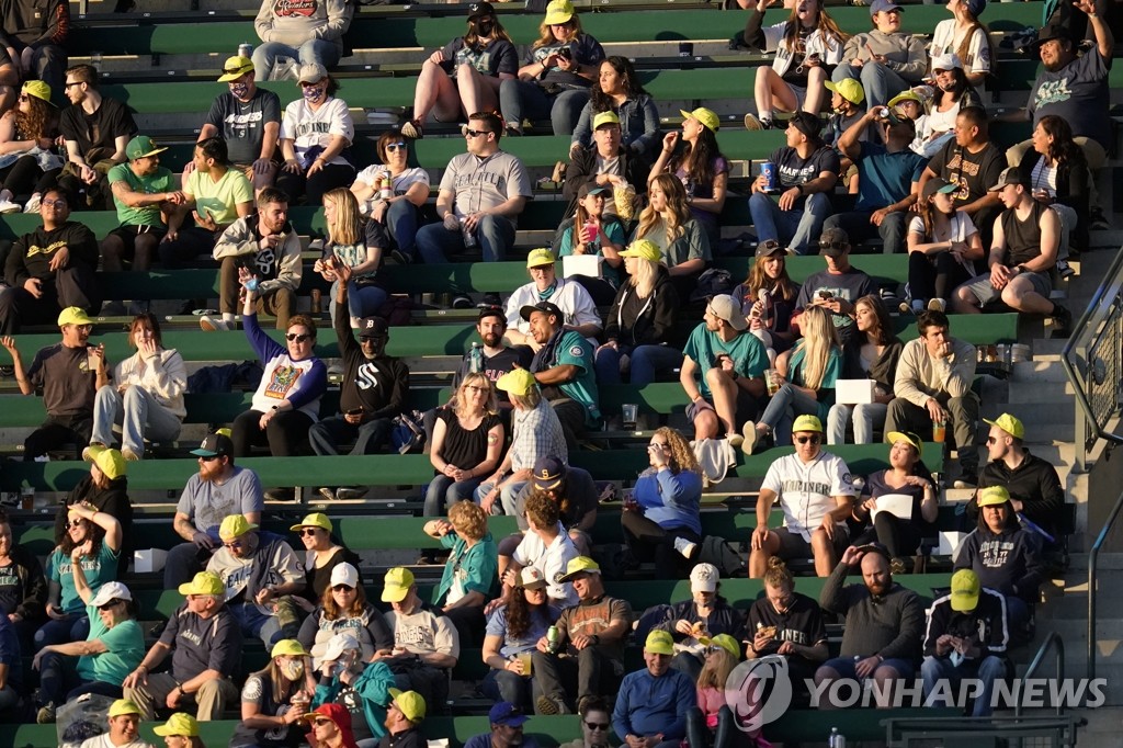 마스크 벗고 거리두기 없이 야구 경기 즐기는 미 관중