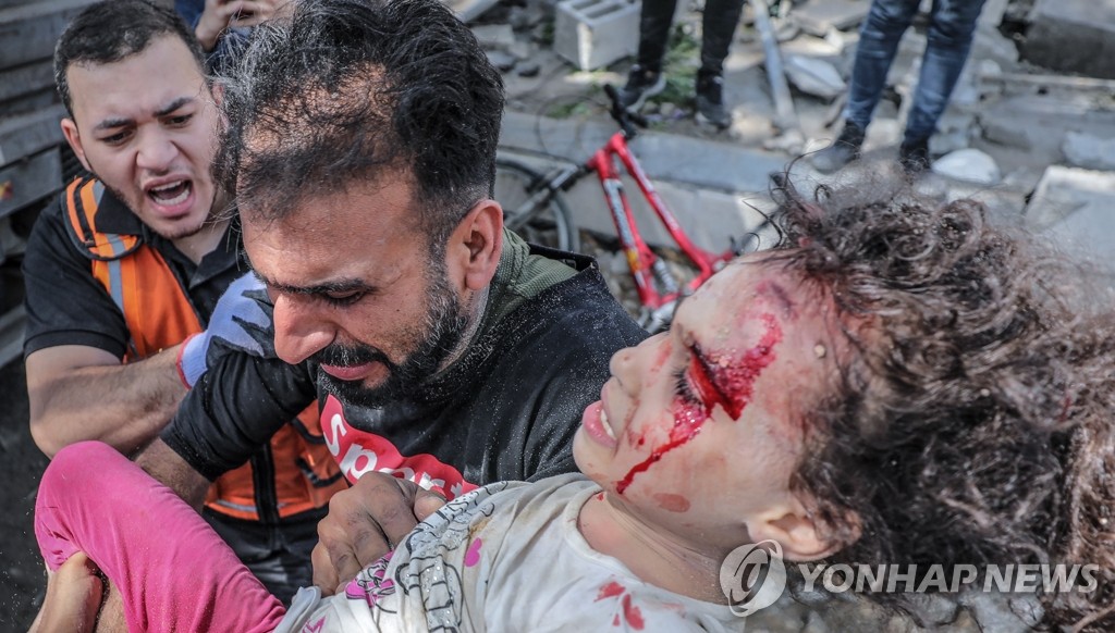 이스라엘 폭격으로 무너진 건물서 딸 구해내는 팔레스타인인