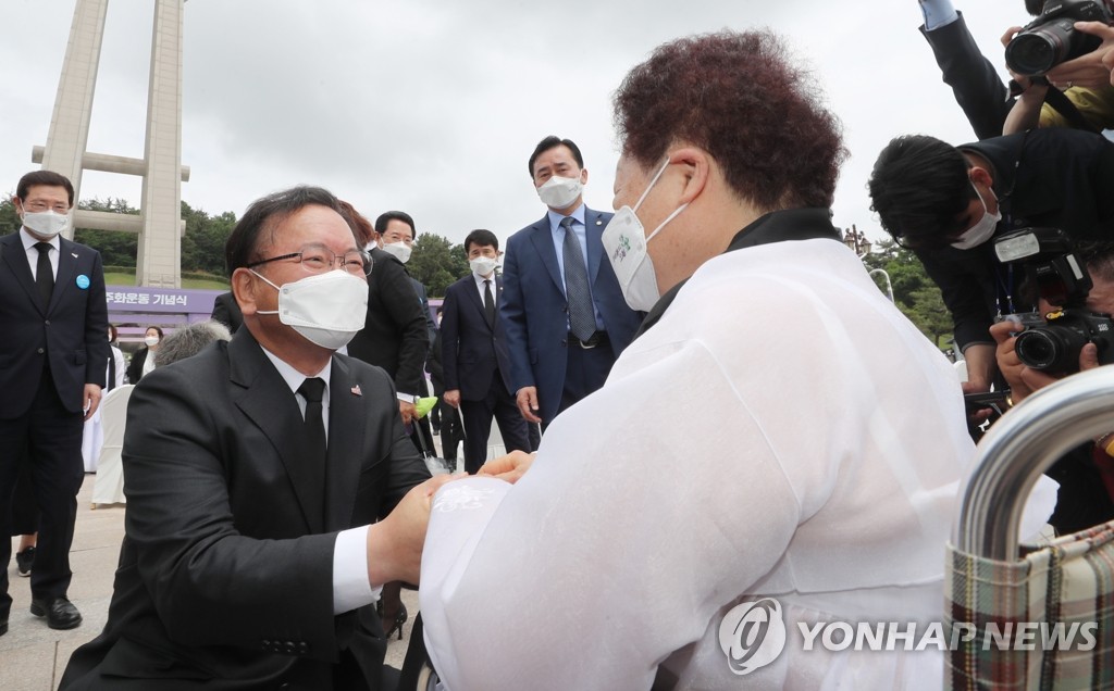 기념식 마친 뒤 유가족 위로하는 김부겸 총리