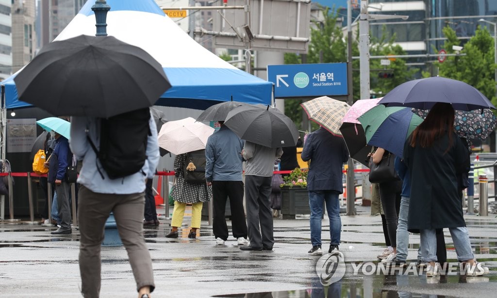 빗속 코로나19 검사 기다리는 시민들