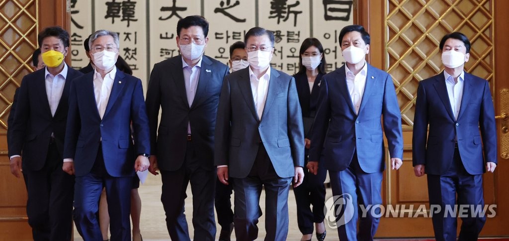 간담회장 입장하는 문 대통령