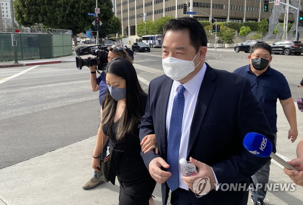 미국 법정 출석한 '북한 대사관 습격' 크리스토퍼 안