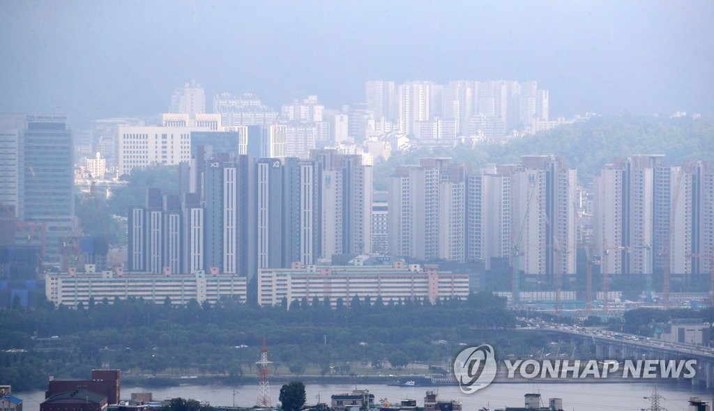 서울 남산에서 바라본 서초구 일대 아파트 단지 모습