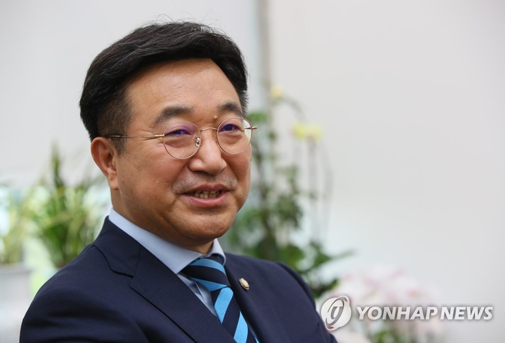 연합뉴스와 인터뷰하는 윤호중