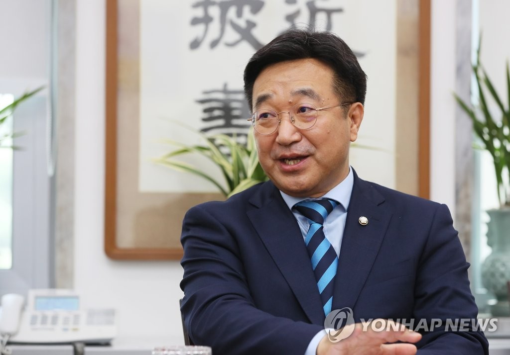 연합뉴스와 인터뷰하는 민주당 윤호중 원내대표