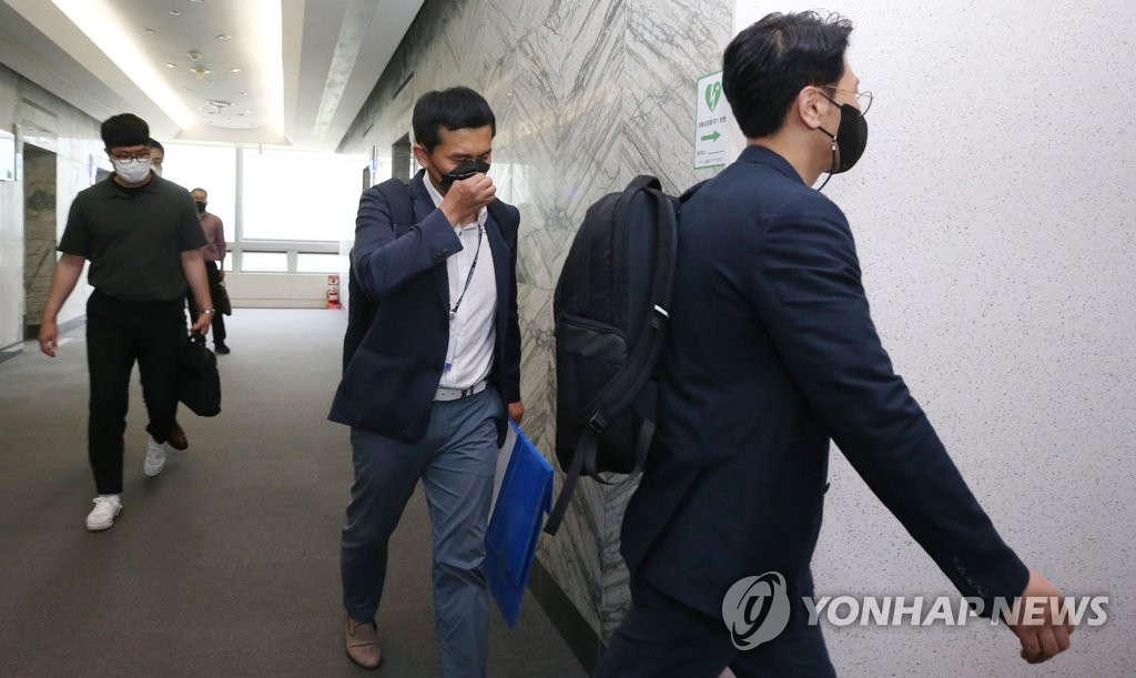 압수물 담을 상자 들고 전북도청 들어가는 경찰