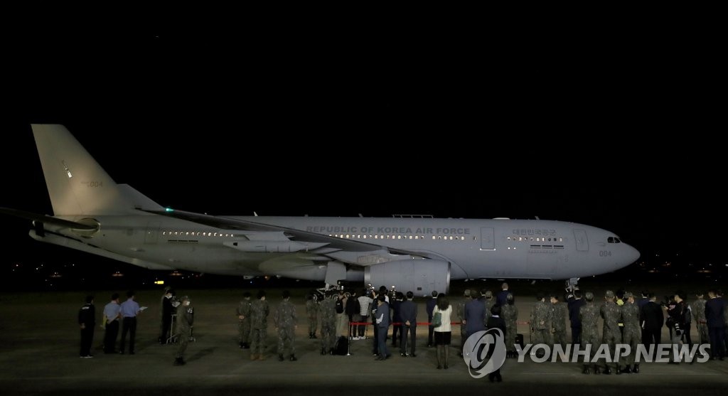 A KC-330 military aircraft carrying U.S.-provided COVID-19 vaccines arrives at Seoul Air Base in Seongnam, just south of Seoul, on June 5, 2021. (Pool photo) (Yonhap)