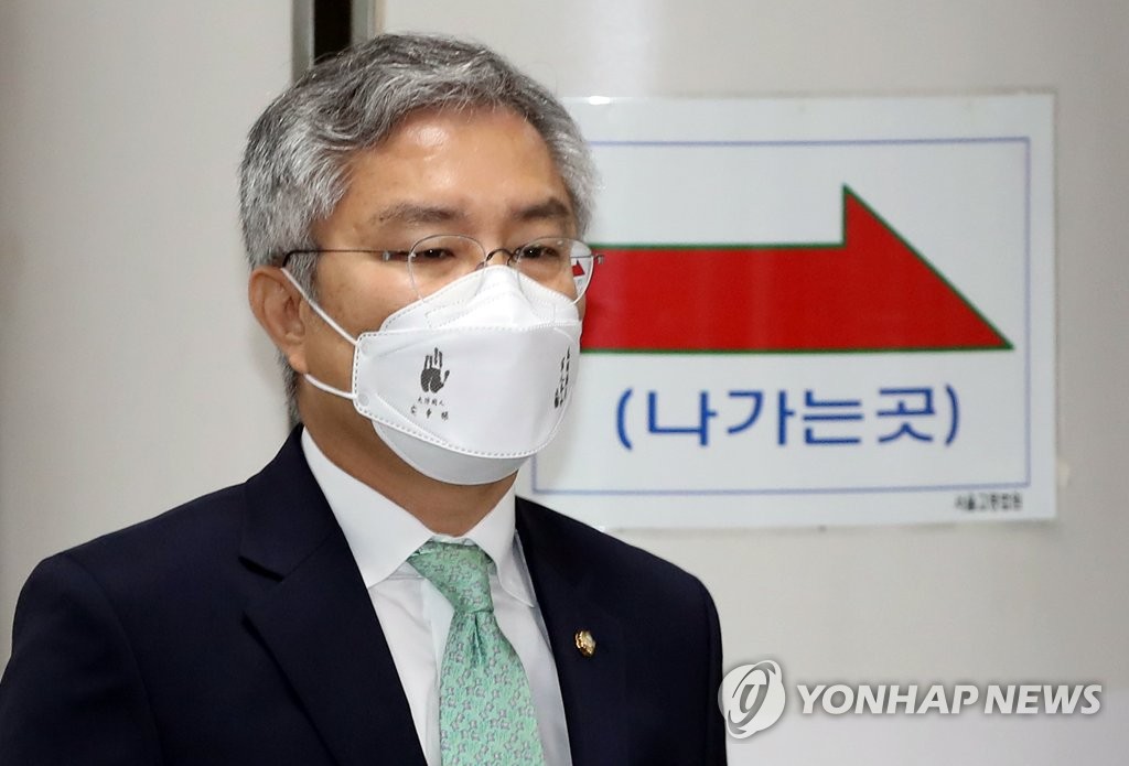 법정 나서는 최강욱…1심 벌금 80만원