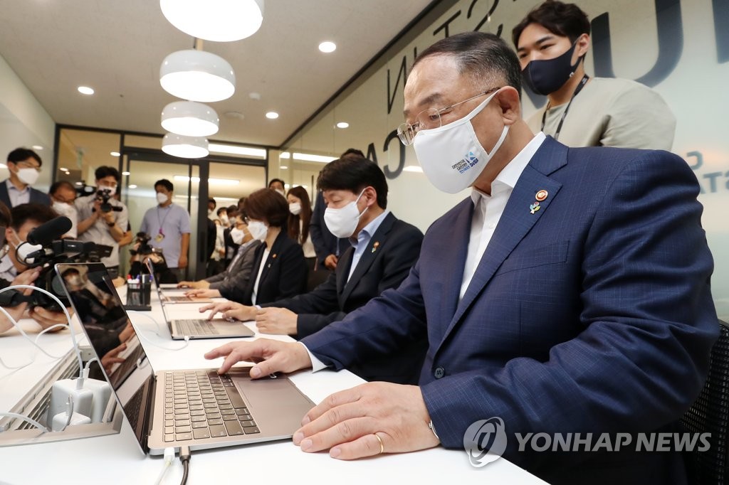 가상 기업박람회 체험하는 홍남기 부총리