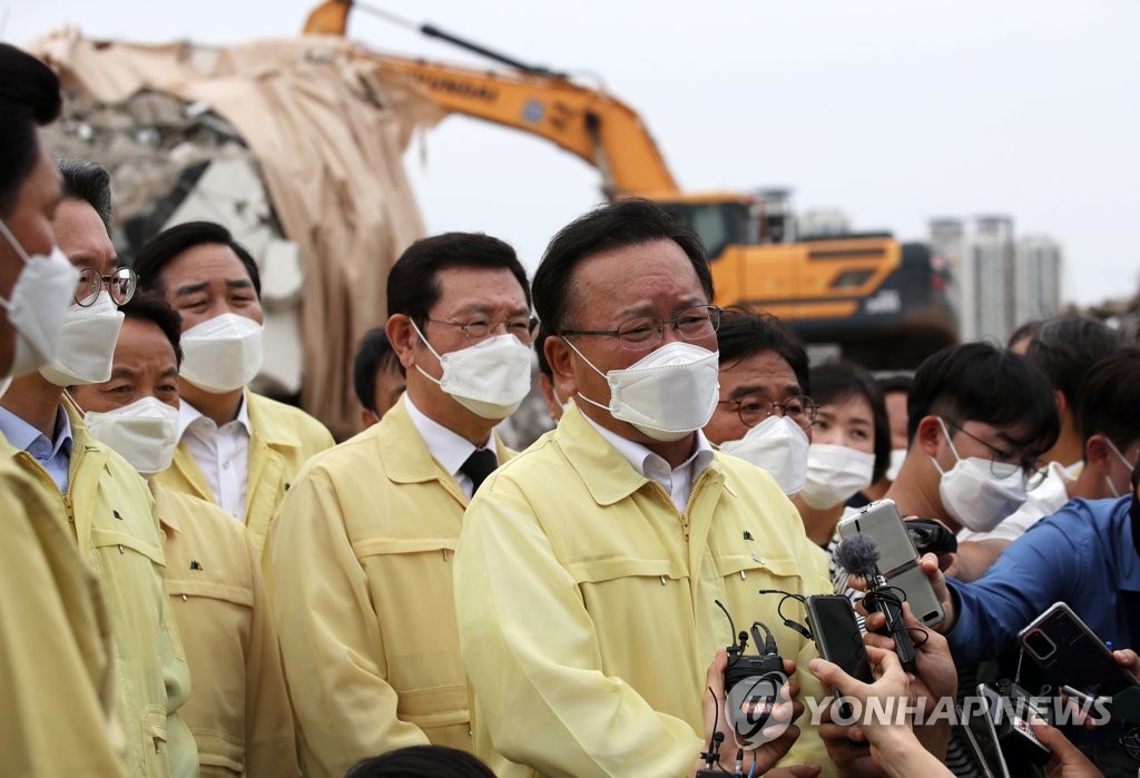 El PM en el sitio del edificio colapsado en Gwangju El PM en el sitio del edificio colapsado en Gwangju