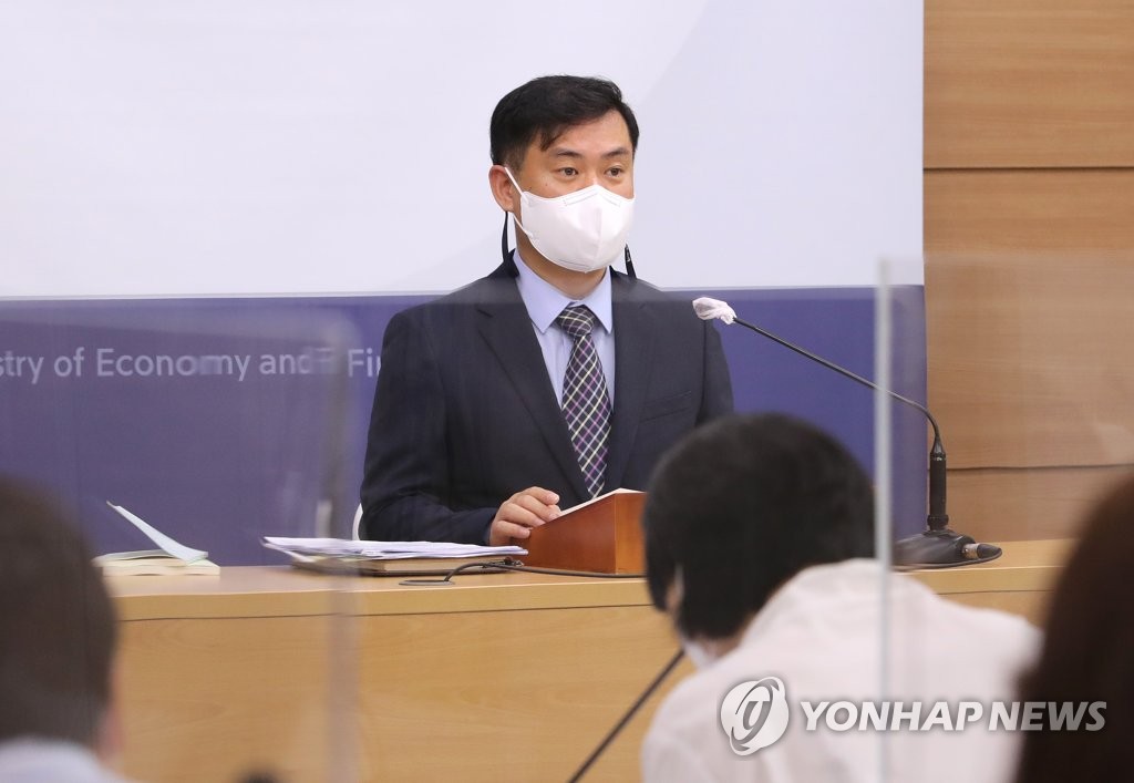 6월 최근경제동향 발표하는 김영훈 경제분석과장