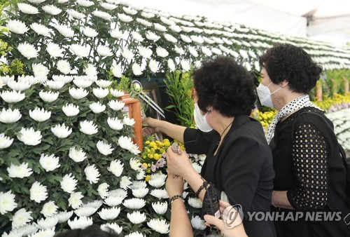 '붕괴 참사' 영정사진 어루만지는 친구들