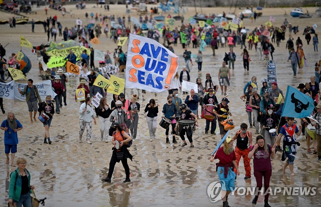 G7 정상회의 첫날 시위 벌이는 환경단체 활동가들